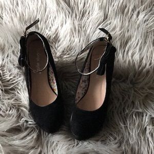 Black wedges